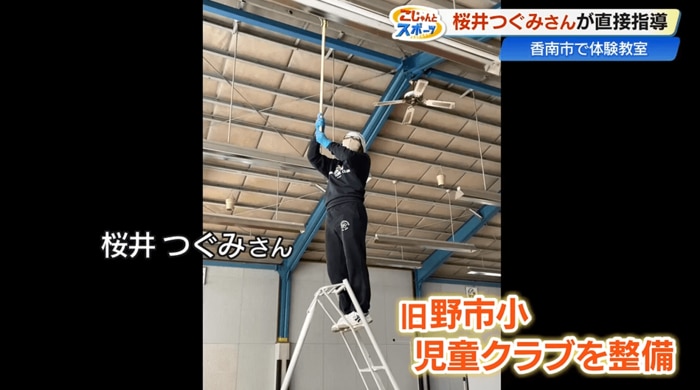 会場設営する桜井つぐみさん