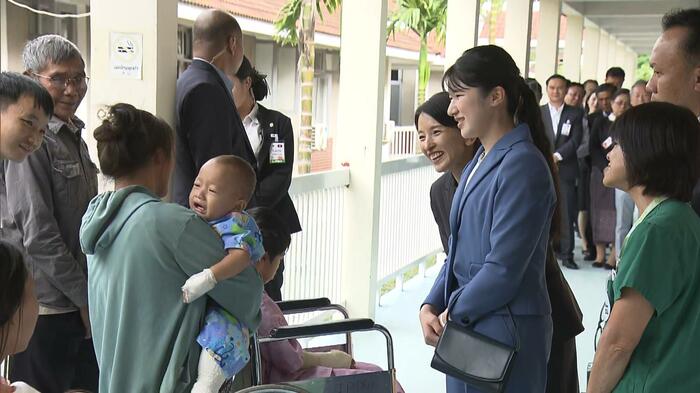 小児病院でやけどした子どもと母親に声を掛けられる愛子さま