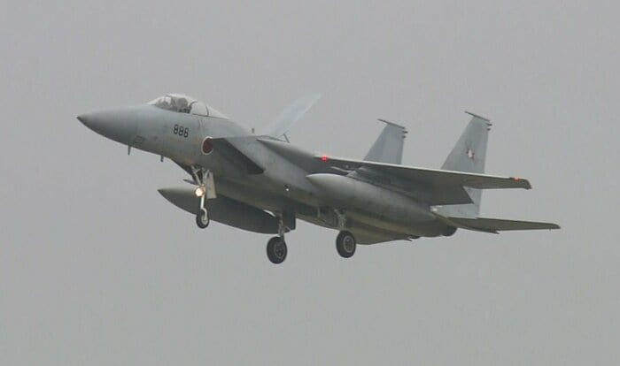 ドイツ機・スペイン機に続いて千歳基地に着陸する空自F-15J戦闘機(7/19)