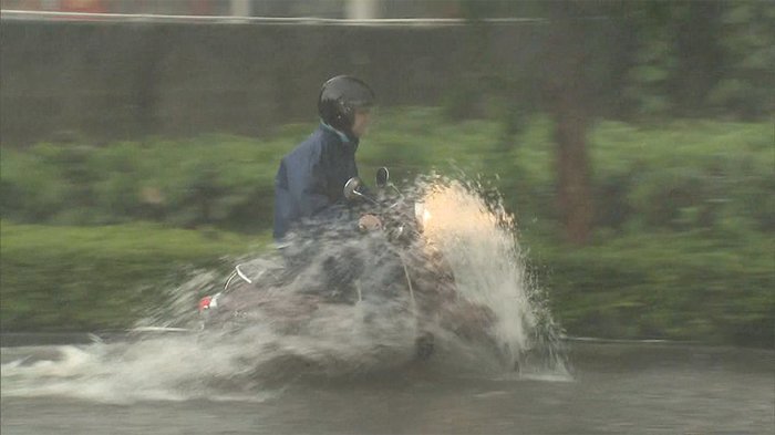 関東各地で“ゲリラ豪雨” 雷に冠水...信号も消える