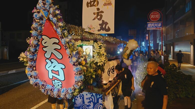 長崎・精霊流しで家族や仲間が送る最後の船出　喧騒と哀愁を物語る爆竹の音とともに　故人の「好きだったもの」で彩られた精霊船｜FNNプライムオンライン