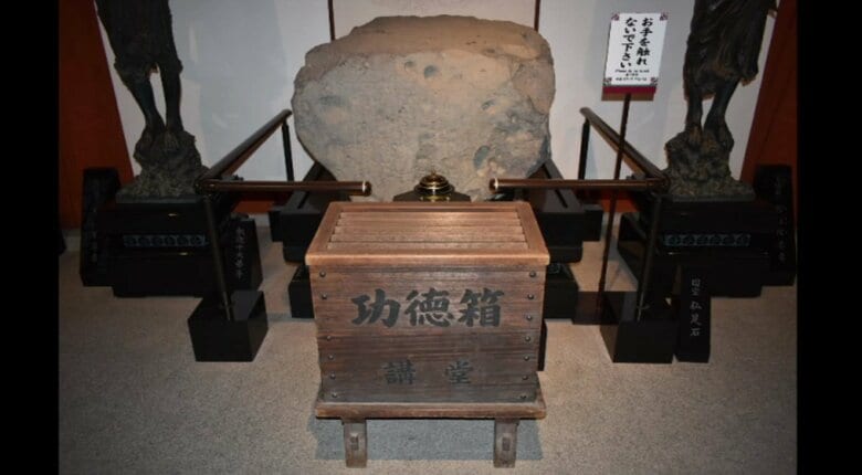 薬師寺の国宝「仏足石」に液体がかけられた事件　台湾出身の39歳の女を逮捕　文化財保護法違反の疑い｜FNNプライムオンライン