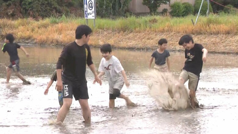 地元の農家が先生役に…小学生が手作業での田植えを体験 泥遊びでは元気に走り回り泥だらけに 愛知県岡崎市｜FNNプライムオンライン