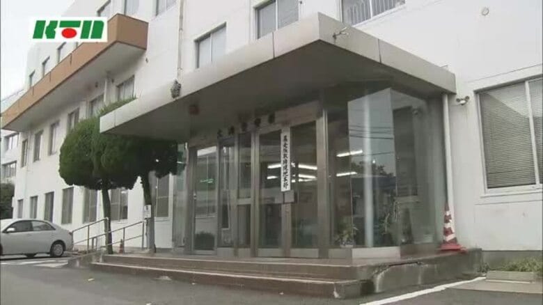 全裸で電柱にのぼらせる…不同意わいせつなどの容疑で長崎市の夫婦を逮捕　妻は「黙秘」｜FNNプライムオンライン