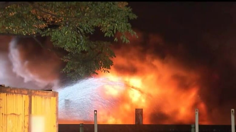 「炎が上がり黒煙が見える」などと通報…廃材置き場とみられる場所で火事 重機やプレハブの建物3棟などが激しく燃える｜FNNプライムオンライン
