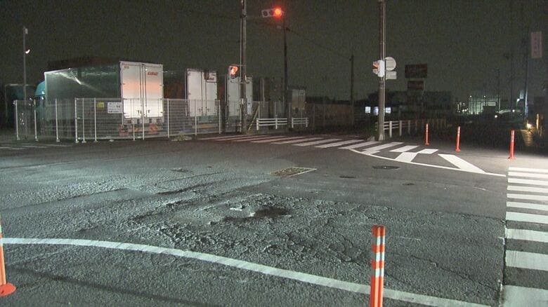現場は見通し良い交差点…原付バイクが右折してきたトラックと衝突 原付の21歳男子大学生が意識不明の重体｜FNNプライムオンライン