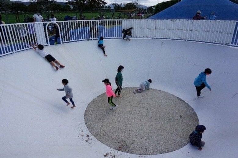 公園の“すり鉢状遊具”で保護者2人けが　底から上がれなくなった子供を助けようと骨折も　遊具は使用中止に　福岡・北九州市｜FNNプライムオンライン