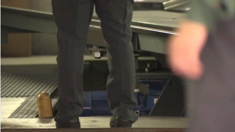 【速報】アルバイト男性「中に人がいる時にボタンを押した」　駐車場落下事故で女児重傷｜FNNプライムオンライン
