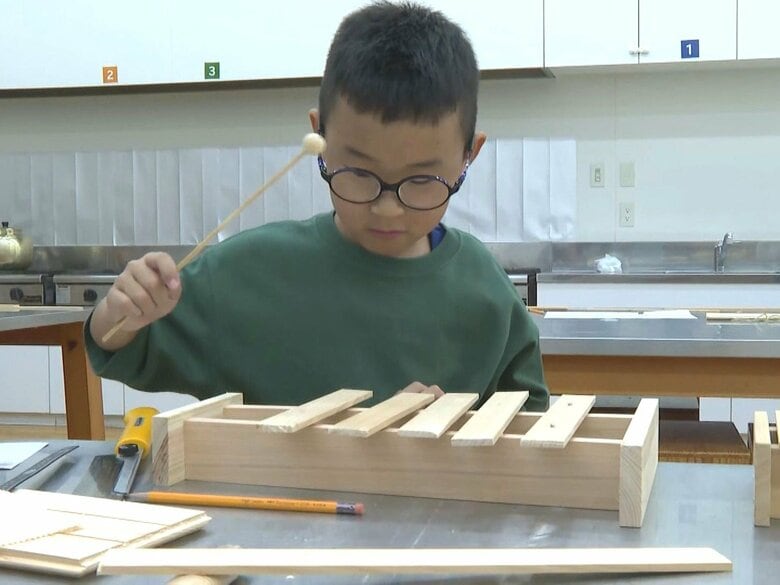 叩いては切って音階整える…「尾鷲ヒノキ」で夏休み中の子供たちが木琴作り 三重・熊野古道センター｜FNNプライムオンライン