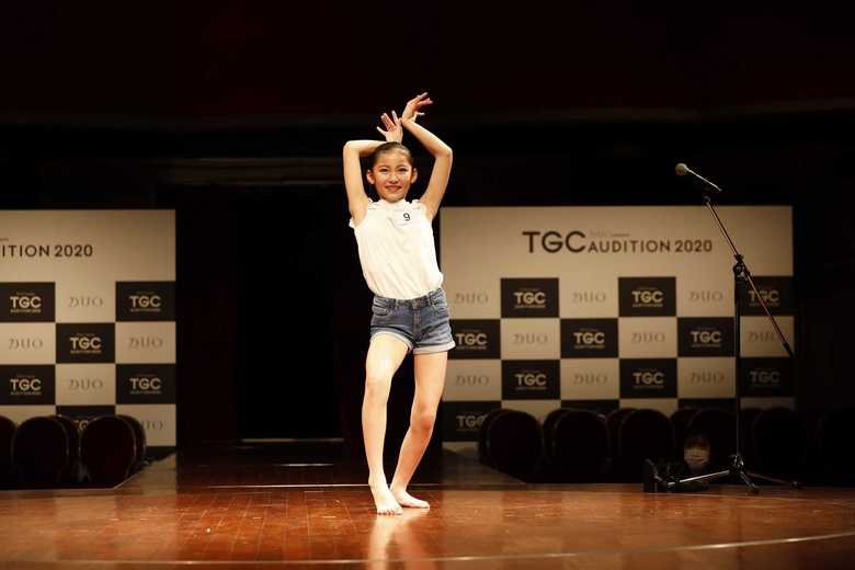 ダンスを披露する遠藤こころさん(11)