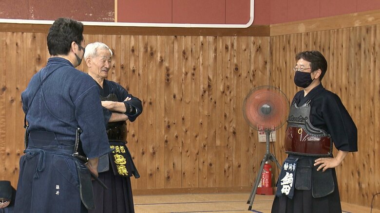 剣道仲間と談笑する鳥巣さん