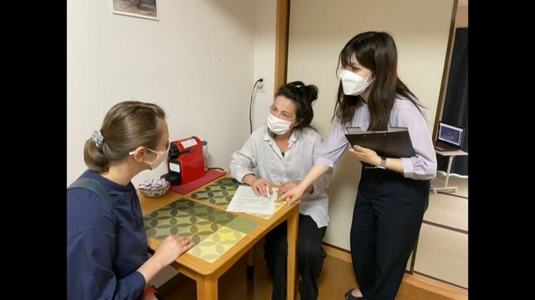 ウクライナからの避難民に対する訪問調査の様子
