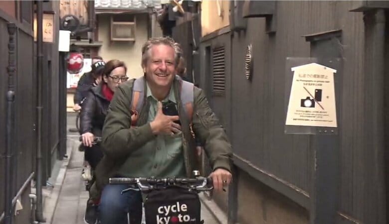 小袖小路を自転車で通行する観光客