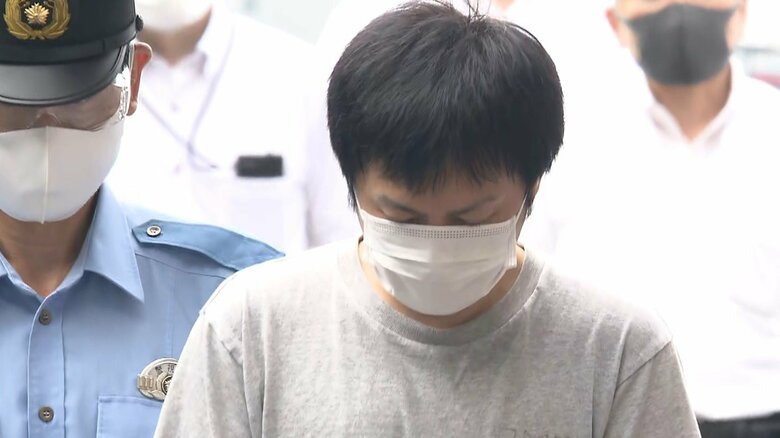 容疑者は、終始、うつむきながら、警察車両に乗せられた