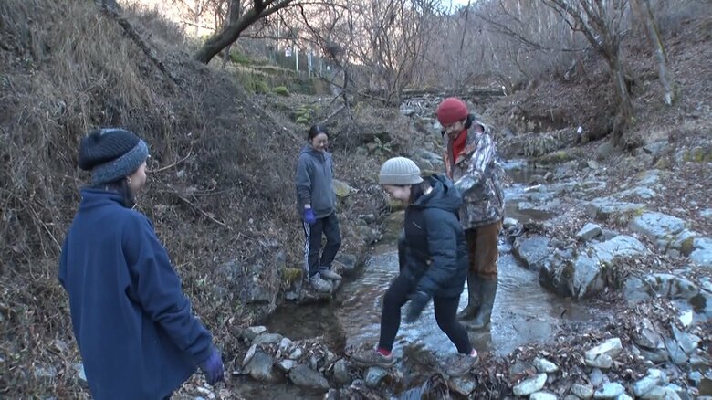 川で東出さんを待っていたのは3人の若い女性