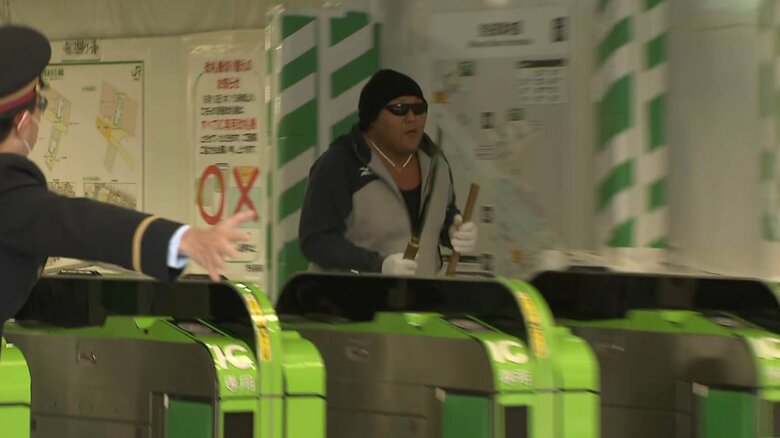 改札を突破しようとする刃物男
