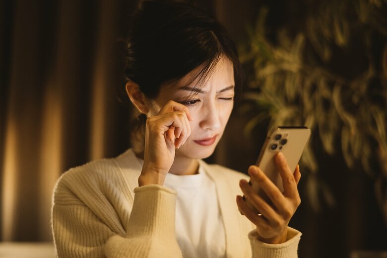 ブルーライトの影響で「目が開きにくくなる」ことも（イメージ）