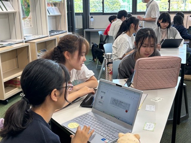 発表に向けてパワポを作成する中等部1年生たち