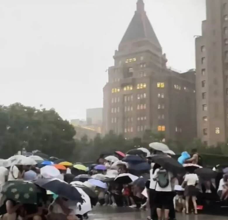 「台風により取り残された観光客」と投稿されたフェイク画像（中国SNSより）
