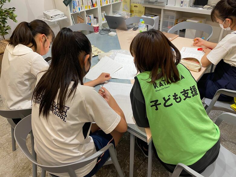 大学生が学習をサポートするほか、探求学習の場も提供する