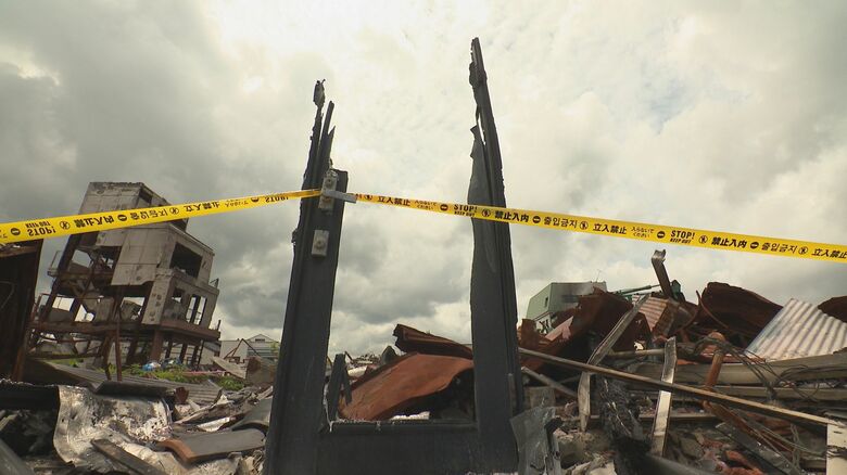 朝市通りで焼け残ったドア