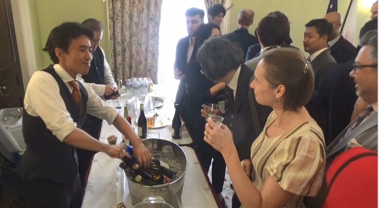 日米教育関係者の会合では日本酒なども振る舞われた