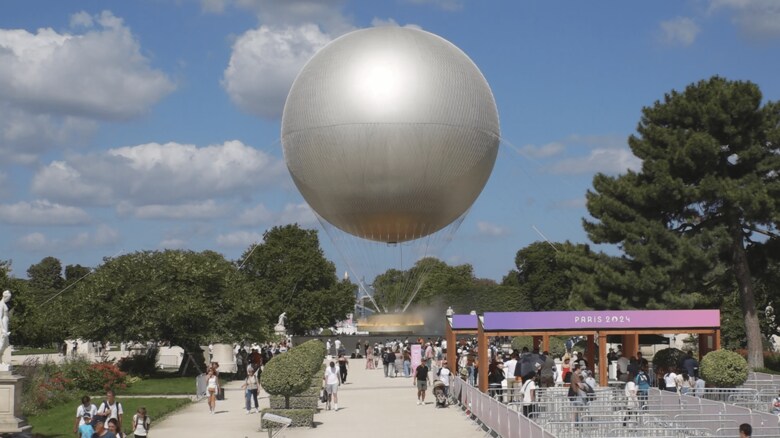 パリ五輪の開会式で話題になった「空飛ぶ聖火台」