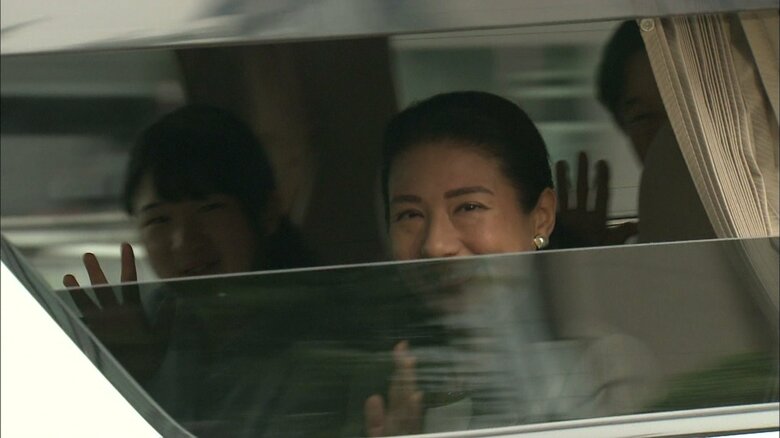 皇居・紅葉山御養蚕所に向かわれる皇太子ご一家