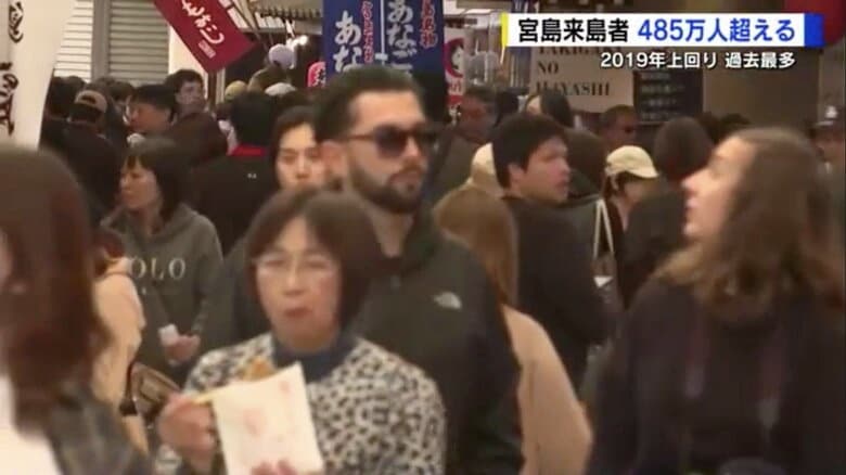 国内外からの観光客でにぎわう宮島の表参道商店街