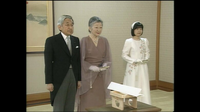 平成17（2005）年3月　「納采の儀」に臨まれた両陛下と紀宮さま（皇居・宮殿）
