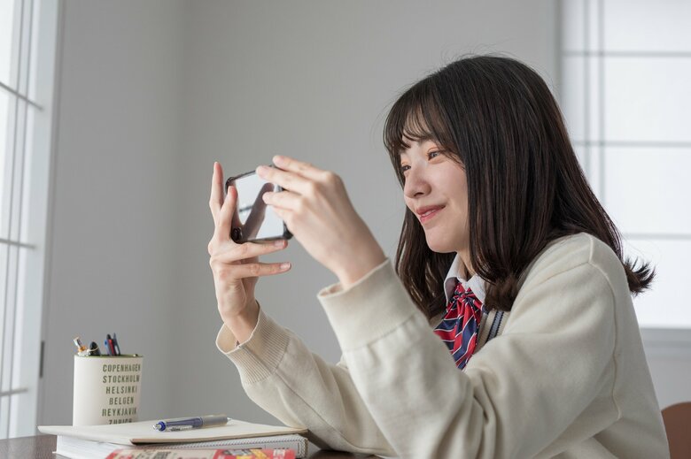 コンテンツの視聴がコミュニケーションの前提になることも（画像：イメージ）