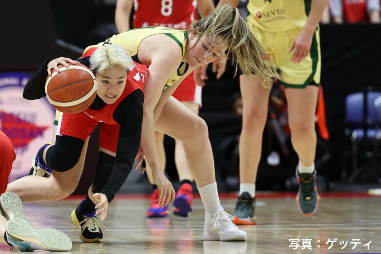 激しいコンタクトの中ドリブルする吉田亜沙美（20日、札幌市・北海きたえーる）