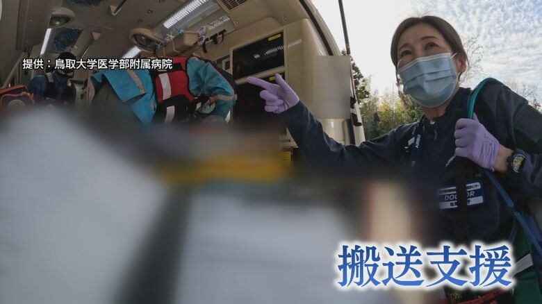 合流した救急車で治療にあたる様子