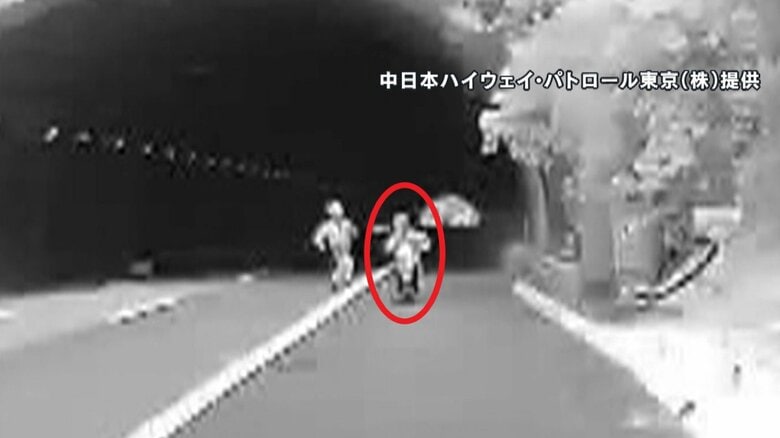 トンネルから出てきた原付バイクに慌てて駆け寄るパトロール隊