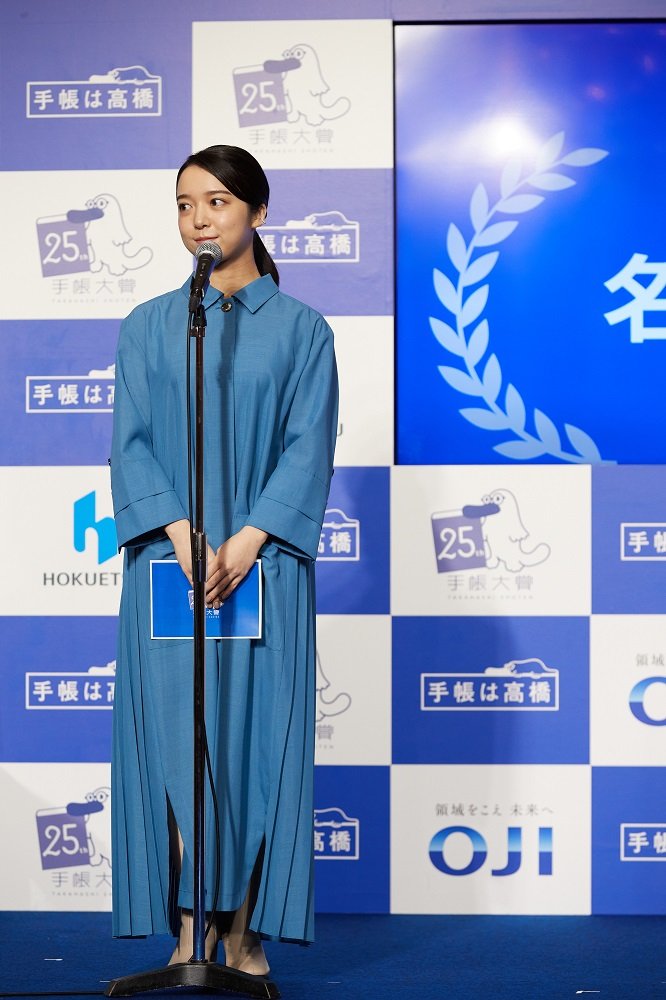 ブルーのシャツワンピースが爽やか