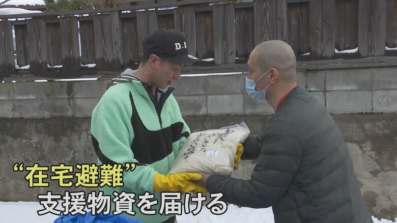 在宅避難の被災者に支援物資を届ける岩崎さん
