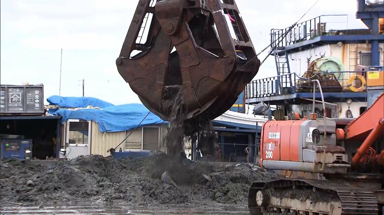 輪島港では海底にたまった土砂を取り除く工事が行われていた　2月16日