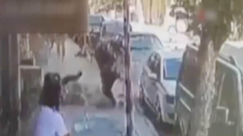 建物の一部が落下する瞬間の映像④