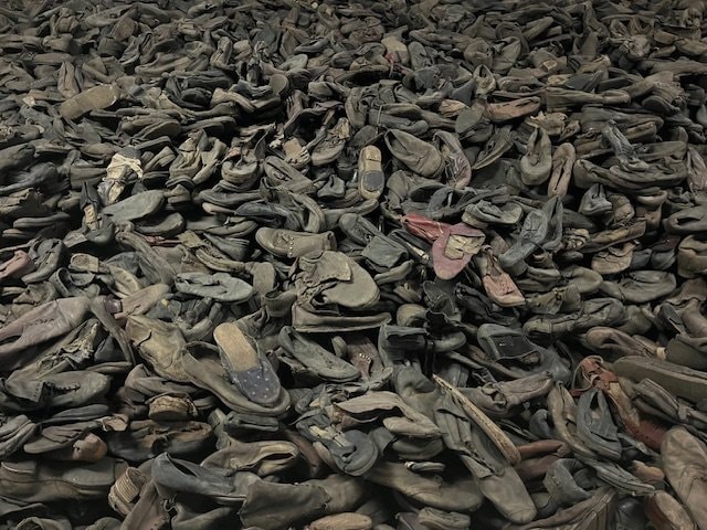 殺害された人々の靴が保存されている