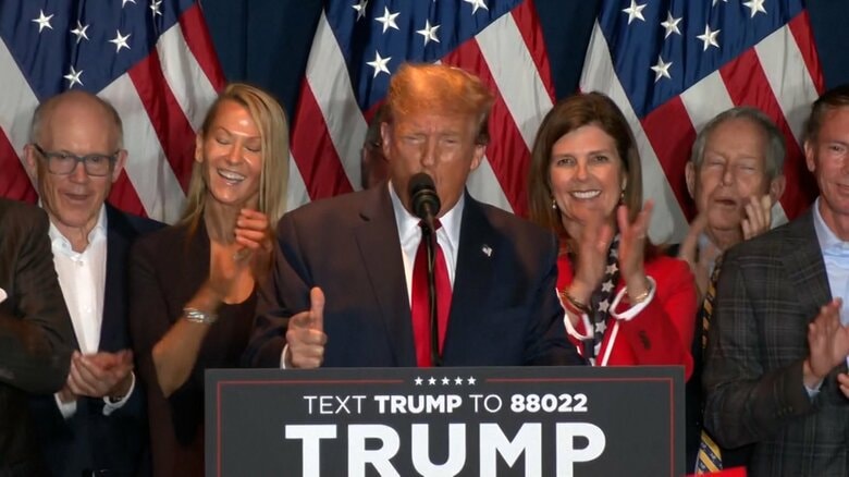 トランプ氏の勝利演説にはサウスカロライナ州の有力者が並び立った（2月24日）