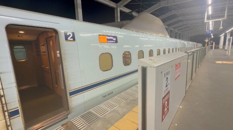 新鳥栖駅で止まる車両（13日午前0時ごろ：視聴者撮影）