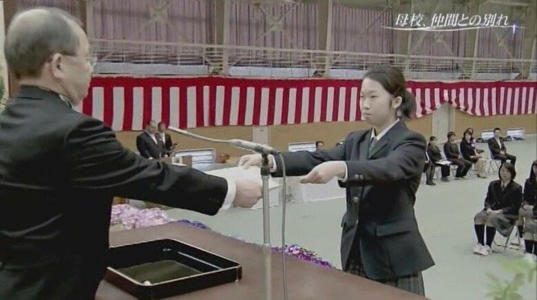 卒業証書を受け取る千那さん