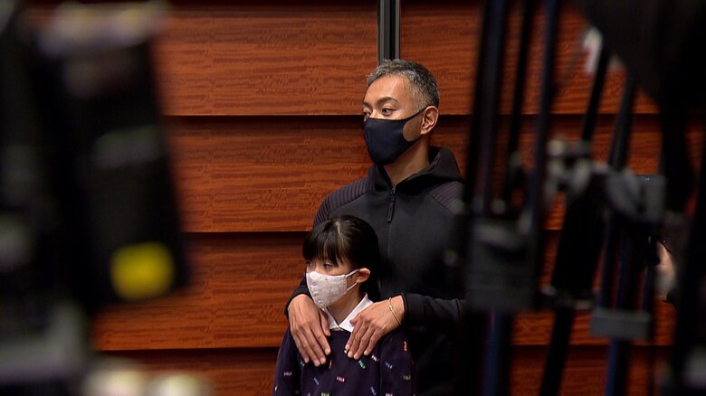 報道陣のすぐ横で見守る父・團十郎さん（44）と姉のぼたんさん（11）