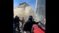 マグニチュード7.4地震のコロンビア　死者254人に　4000人近く行方不明の恐れで捜索・救助活動続く