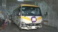 中型バスはうまく駐車できず…男女2人をひき逃げし死亡させた疑いの85歳男 勤務先が運転はマイクロバスだけと指示