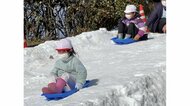 大量の雪が「すべり台」に…豪雪地帯から子供たちへ贈り物　10トントラック5台分【愛知発】