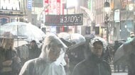 雨の中のハロウィン…渋谷では去年より人の姿少なく 機動隊員に暴行を加えた公務執行妨害の疑いで男女2人が現行犯逮捕