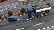正面衝突 直前に“異変”が 事故の瞬間 防犯カメラに
