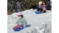 大量の雪が「すべり台」に…豪雪地帯から子供たちへ贈り物　10トントラック5台分【愛知発】