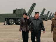 北朝鮮が多連装ロケット砲を連射「364キロ先の日本海の島に命中」　金正恩総書記と“ジュエ氏”が視察